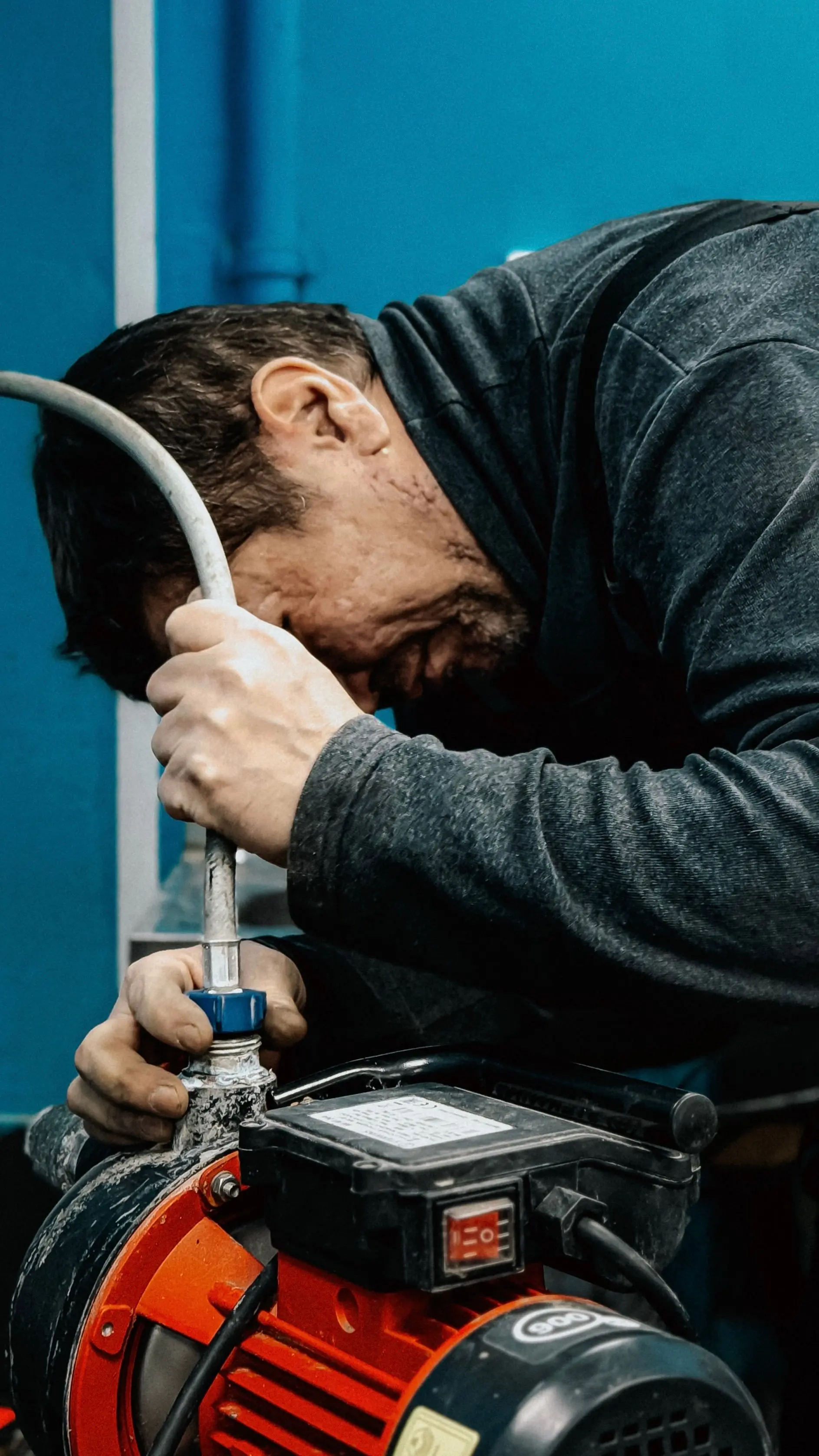 Techniker prüft eine Pumpe vor Ort