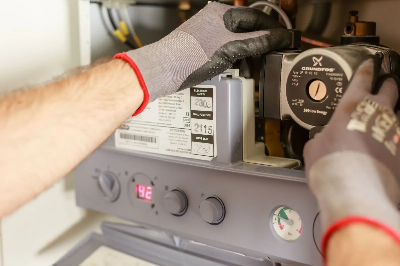 Techniker prüft Anzeige und Manometer einer Anlage