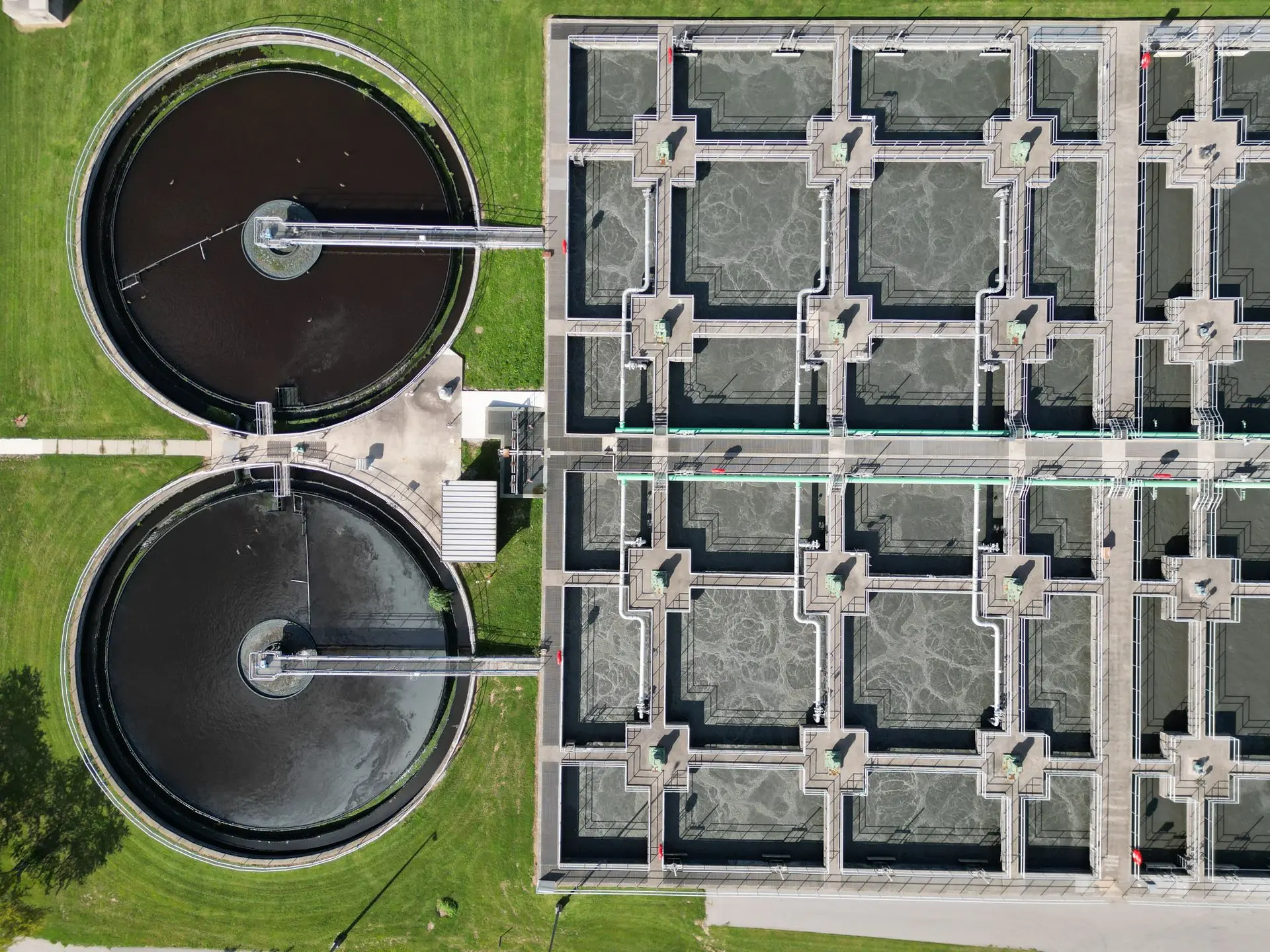 Filterbecken einer modernen Abwasserbehandlungsanlage von oben