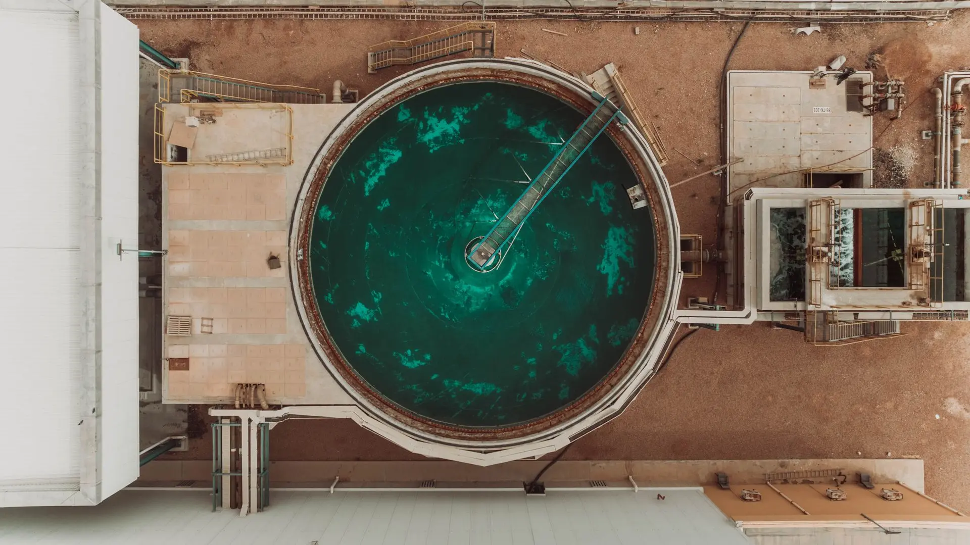 Rundbecken einer industriellen Abwasserbehandlung aus der Luft