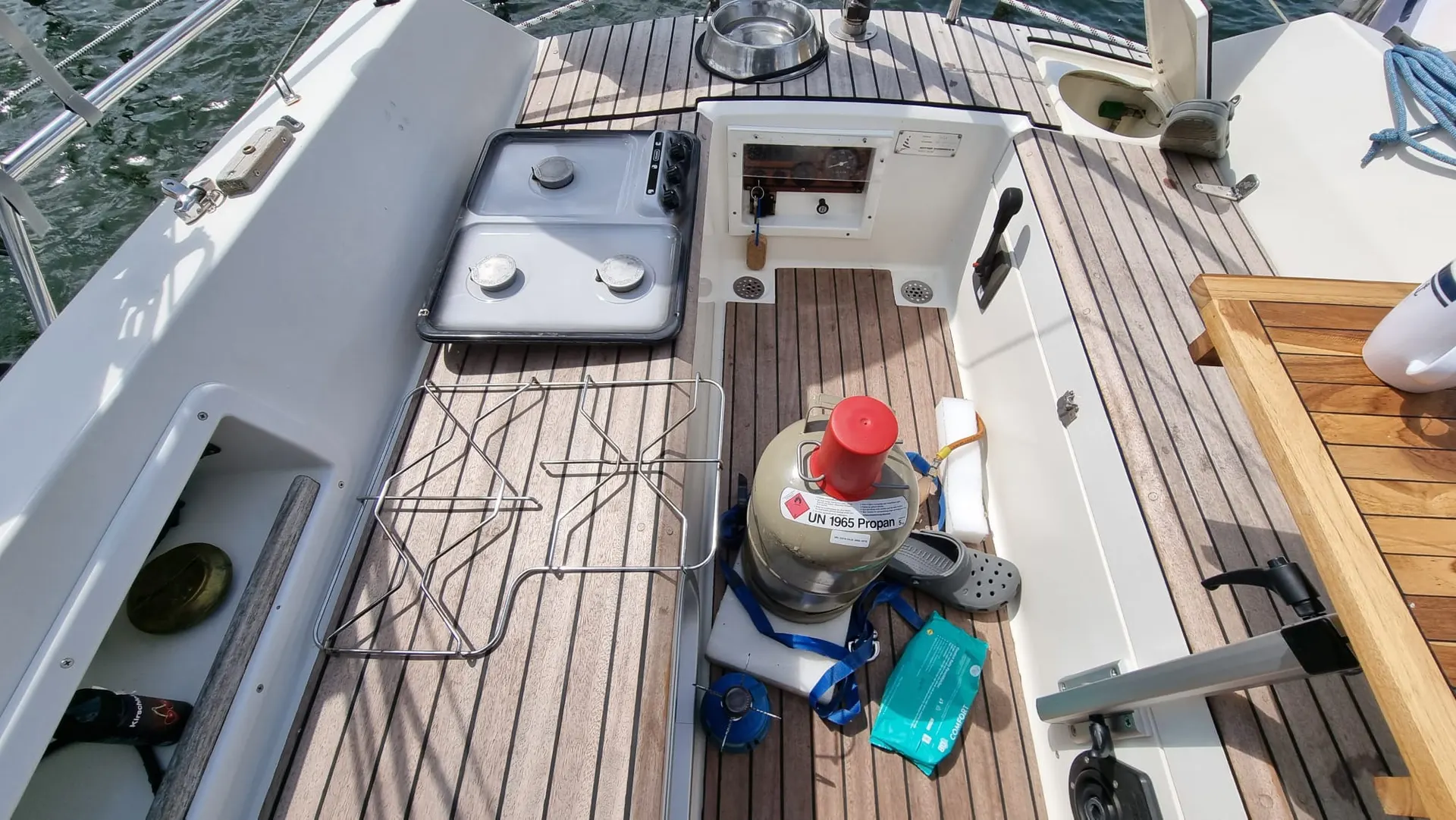 Bootscockpit mit Gasherd und einer mit Gurten gesicherten Propangasflasche an Deck