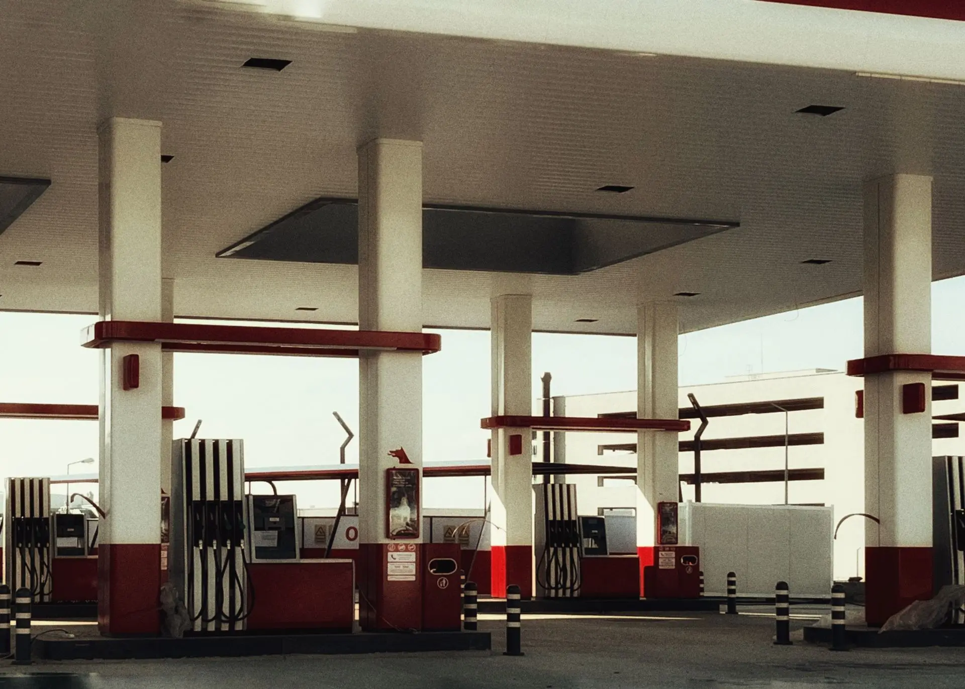 Zapfsäulen einer Tankstelle unter dem Vordach des Abfüllplatzes